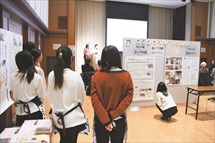 講演会場に併設された明大、専大、日本女子大の展示ブース