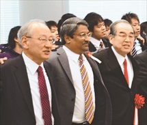 （右から）日髙理事長、カリール大使、福宮学長、肩を組んで校歌を斉唱（写真：明大スポーツ新聞部）
