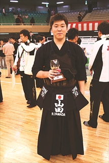 剣道部 世界剣道選手権大会 ルーキー山田選手が日本の３連覇に貢献