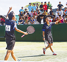 優勝を決め、ガッツポーズの本倉・丸山ペア（写真提供＝明大スポーツ）