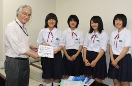 激励メッセージを記した色紙を生徒らに手渡す山泉副学長