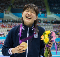 100m背泳ぎで金メダルを獲得した秋山さん（写真：(c)studioAFTERMODE）