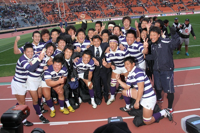 吉田監督を囲んで、優勝の喜びを表すメンバー