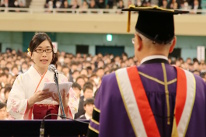 大学での学びを振り返る野田さん（答辞・午後の部）