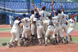 優勝を決めてマウンドに駆け寄る選手たち