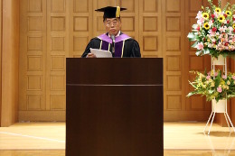 「Congratulations on entering Meiji University!」と土屋学長