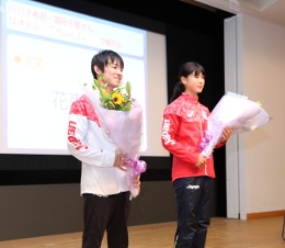 花束が贈られ笑顔の丹羽選手（左）と冨田選手