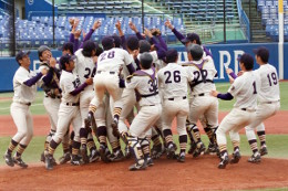 優勝を決め喜びを爆発させる選手たち