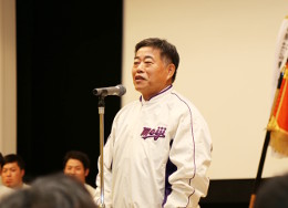 土屋学長も野球部のウェアを着て登壇した