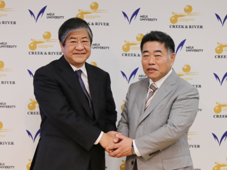 土屋恵一郎学長（右）とC＆R社の井川幸広社長