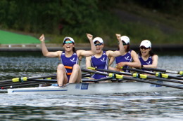 優勝を決めて喜ぶ女子舵手なしクォドルプルの4人（写真提供：明大スポーツ）