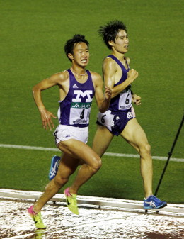 日本人トップのタイムを記録した坂口選手［左］（写真提供：明大スポーツ）