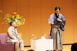 土屋学長（左）との対談で熱っぽく語った玉三郎さん