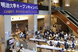 たくさんの高校生・受験生らでにぎわうリバティタワー