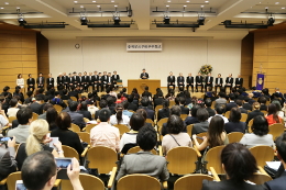 卒業生を激励する土屋学長