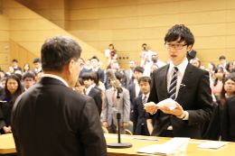 日本語と英語で答辞を述べるチョウさん