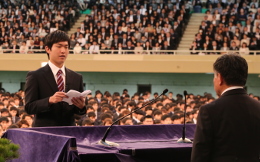 午前の部で宣誓する岡田さん