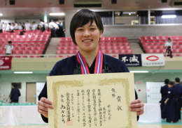 優勝を決め笑顔の藤﨑選手（写真提供=明大スポーツ）