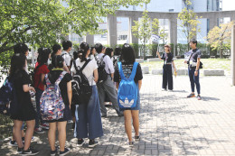 明大生がガイドするリバティタワー見学ツアー