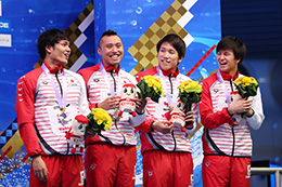 男子4×100mリレーの表彰式で笑顔を見せる松元選手（右から2人目）と溝畑選手（右）［写真：アフロスポーツ］