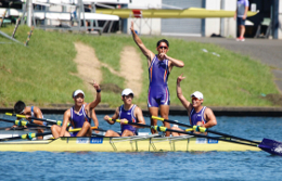 男子舵手なしフォアで優勝を喜ぶ4人（写真提供=明大スポーツ）