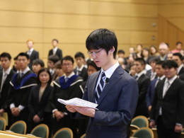 卒業生を代表し答辞を述べる小池さん