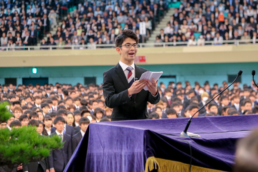 午前の宣誓を務めた小野さん