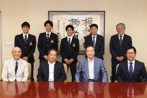 サッカー部の選手らと柳谷理事長（前列右から２人目）