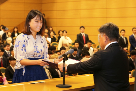 代表学生に学位記が手渡された