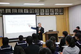 経営学について講義した牛丸教授