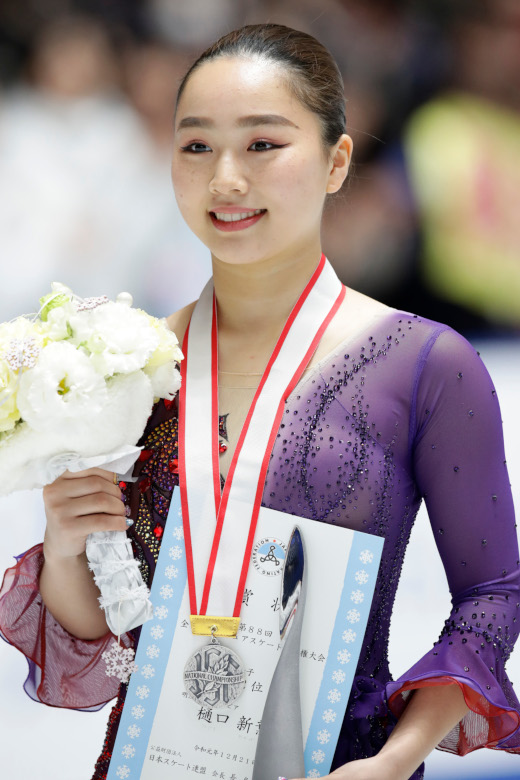 表彰式の樋口新葉選手（写真：アフロ）