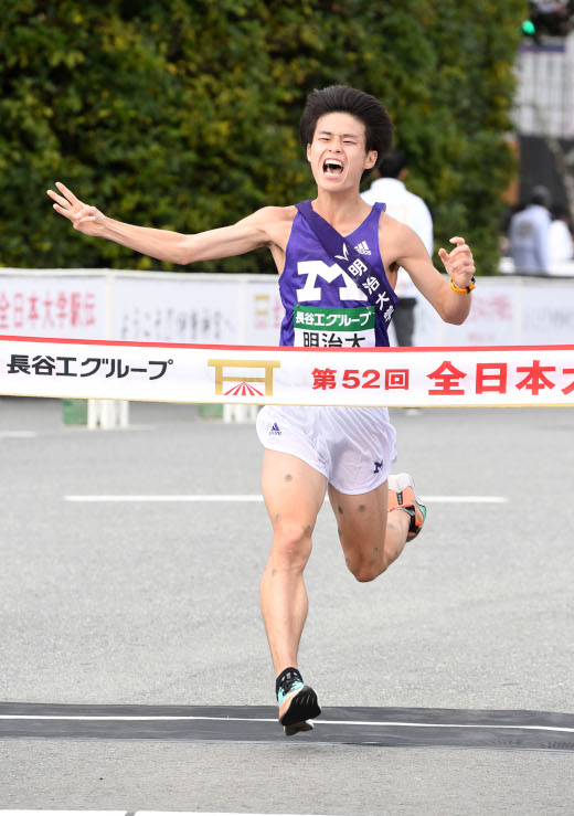 ゴールテープを切る鈴木聖人選手（写真：日刊スポーツ/アフロ）