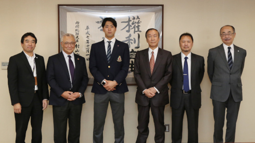 （左から）渡邉副学長、大六野学長、入江選手、柳谷理事長、岡安理事、井上部長