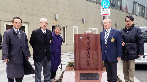 校友会東京都南部支部役員らによって記念碑の清掃が行われました