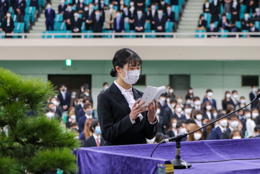 第3部で宣誓した新入生の谷口さん（文）