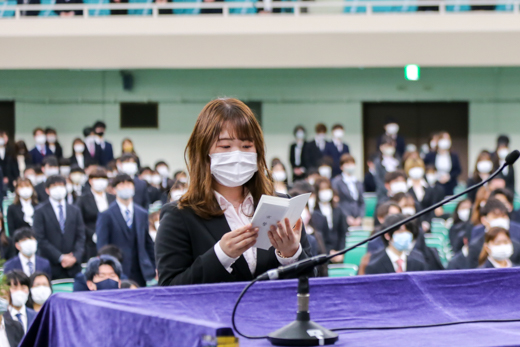 第2部で宣誓した新2年生の梶原さん（経営）