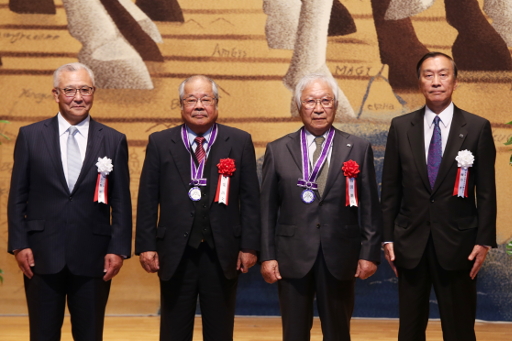 （左から）大六野学長、甲斐氏、山田氏、柳谷理事長