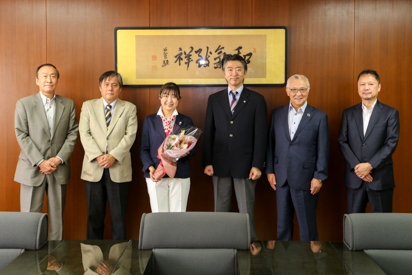 （左から）柳谷理事長、水野部長、平田選手、佐橋監督、大六野学長、岡安理事