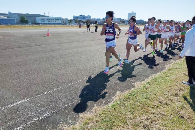 先頭集団を走る明治大学競走部の選手達