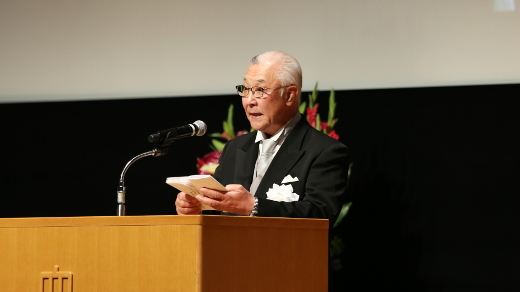 式辞に立つ大六野学長