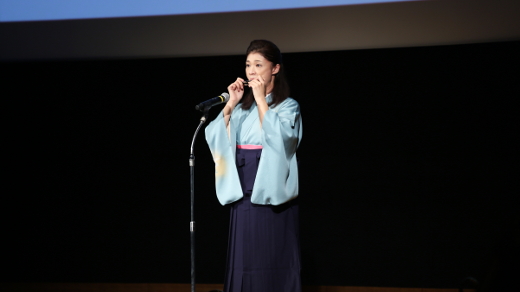 ハーモニカによる演奏で明大校歌を披露した寺澤氏