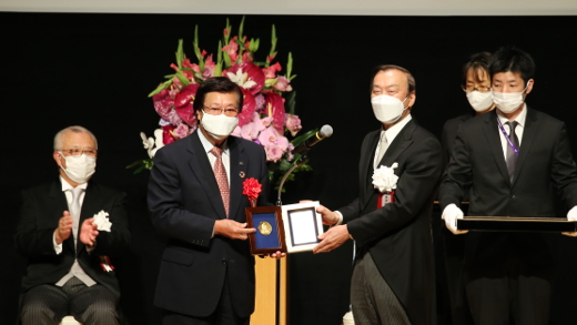 連合駿台会（田村会長）への功労者表彰の様子