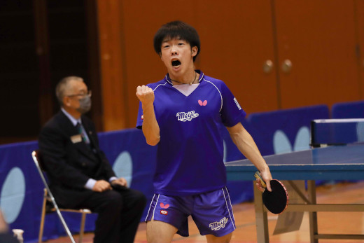 得点しガッツポーズする宮川昌大選手（写真：明大スポーツ）