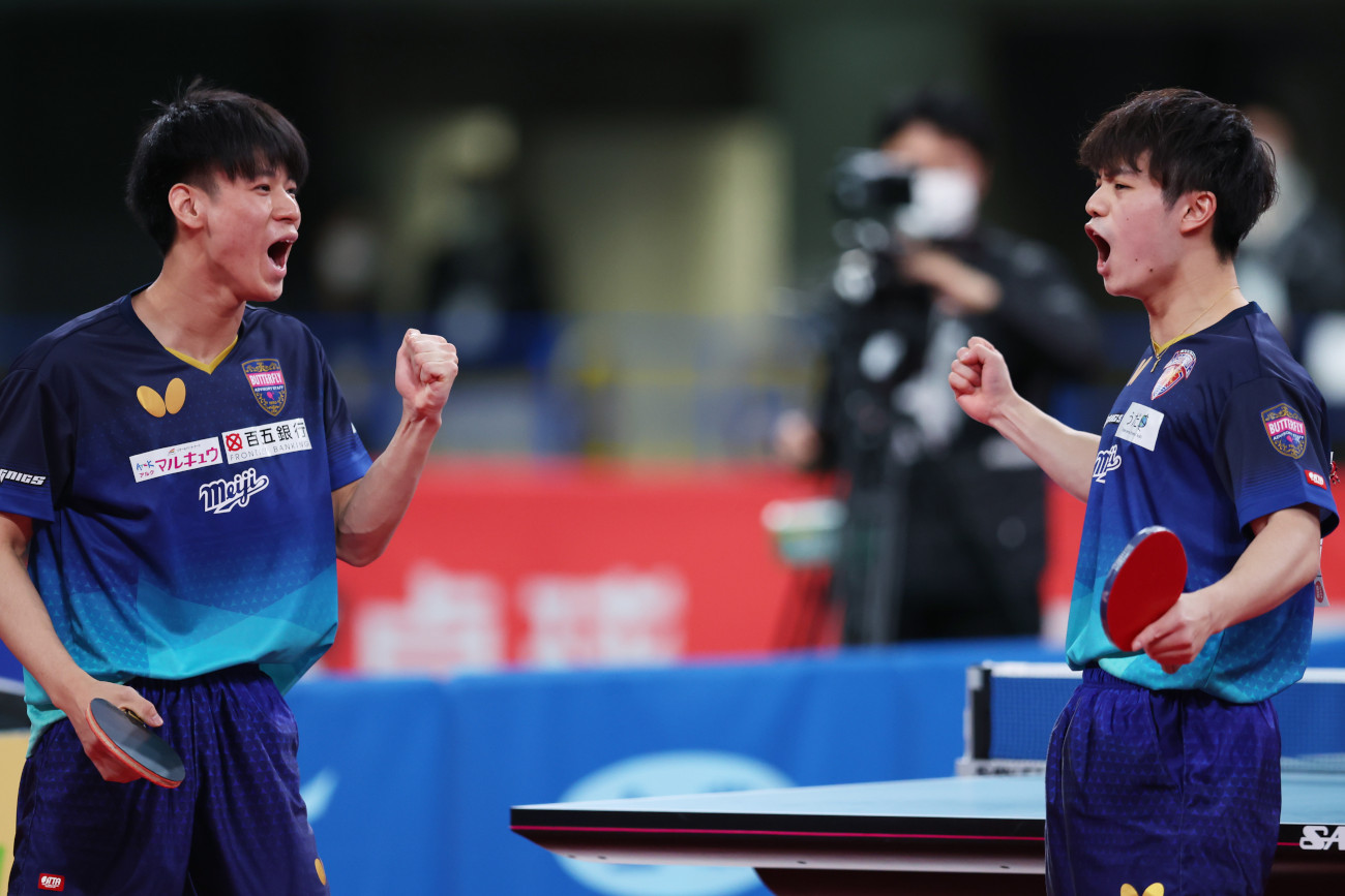 得点しガッツポーズをとる戸上選手（左）と宇田選手（写真：森田直樹/アフロスポーツ）