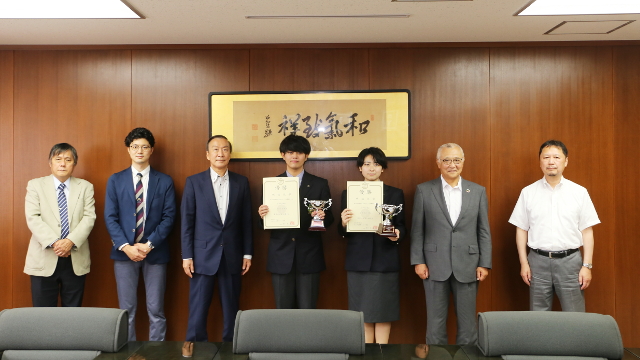  優勝を報告した射撃部員ら（中央左が大塩さん、中央右が主将の河本さん）