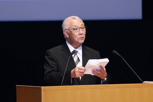 告辞に立つ大六野学長