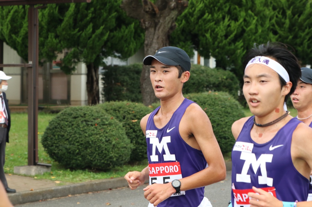 左から室田安寿選手（情報コミュニケーション学部1年）、下條乃將選手（情報コミュニケーション学部4年）