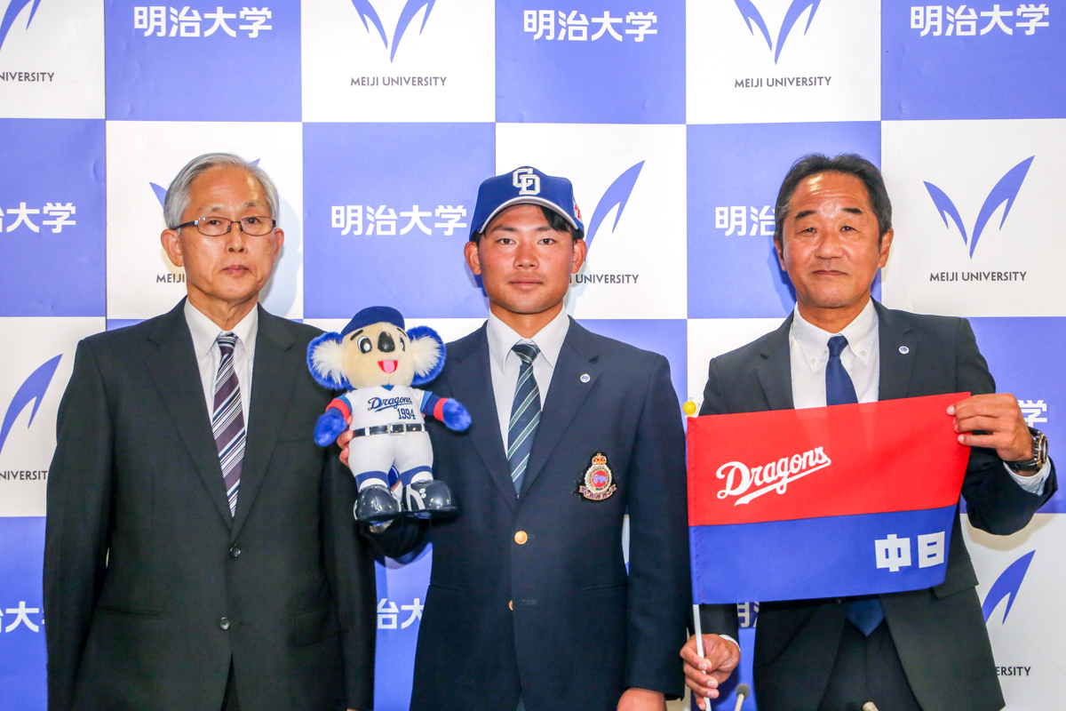 （左から）山本部長、村松選手、田中監督