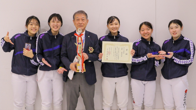 優勝を喜ぶ選手ら（写真提供=明大スポーツ新聞部）