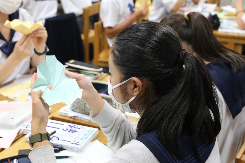 数理に基づいて設計された折紙を製作する生徒